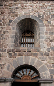 在库斯科秘鲁的一个古老的天主教教堂的外观细节。老门