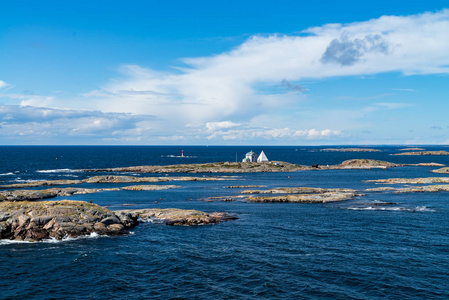 在波罗的海岛上的房子和航行灯塔, 斯德哥尔摩群岛, 瑞典