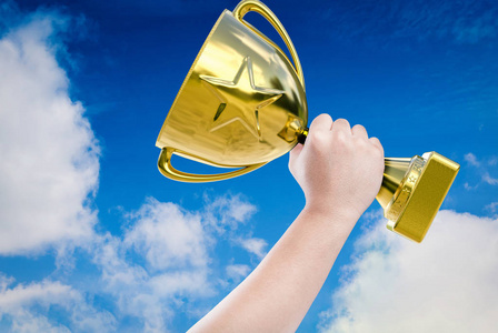 手中拿着金灿灿的奖杯照片