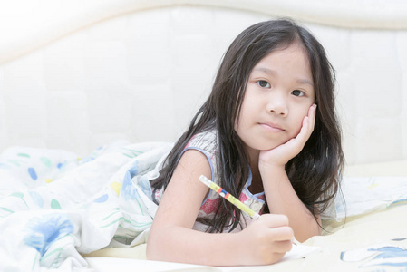 亚洲女孩在床上写入日记
