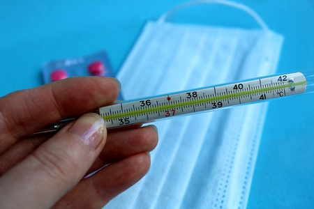 医用温度计来确定一个人的体温照片