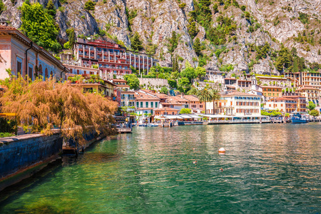 limone sul garda 绿松石海滨和湖崖景观, 小镇在 lago di garda, 伦巴第, 意大利