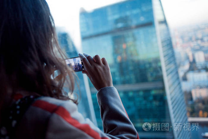 看这座城市的背影女人.构成一幅图画的电话,特定的平台