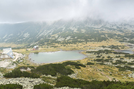 惊人的景观与雾在 musalenski 湖, 里拉山, 保加利亚