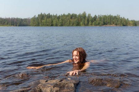 快乐的女孩在森林湖的水