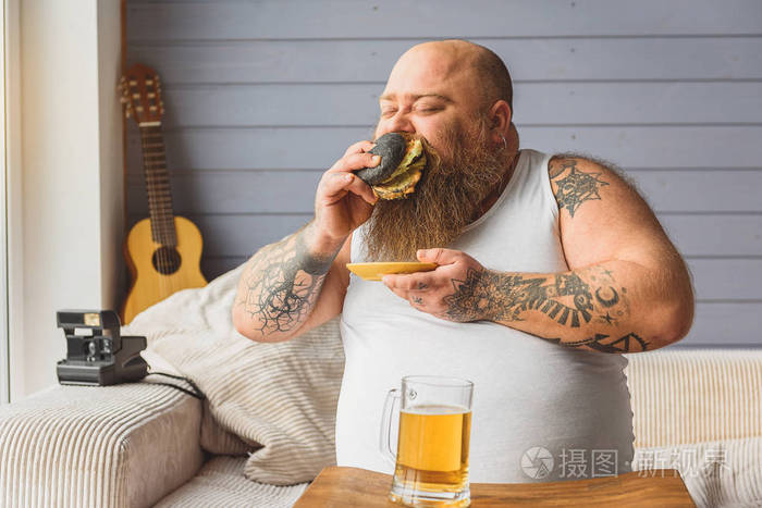 贪婪的胖子吃垃圾食品