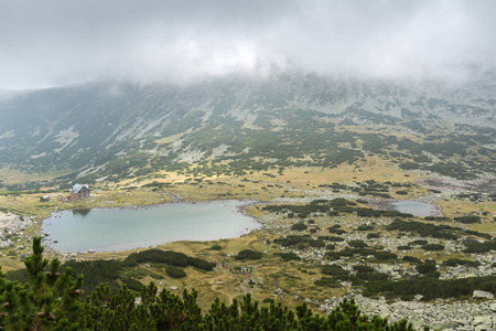 惊人的景观与雾在 musalenski 湖, 里拉山, 保加利亚