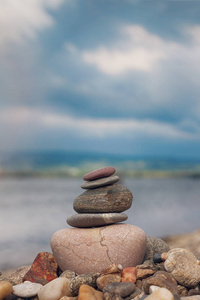 平衡与和谐的概念。岩石在河海岸的自然