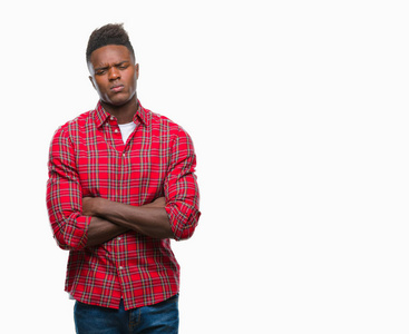 年轻的非洲裔美国人在孤立的背景怀疑和紧张, 不赞成的表情与交叉的武器。消极的人