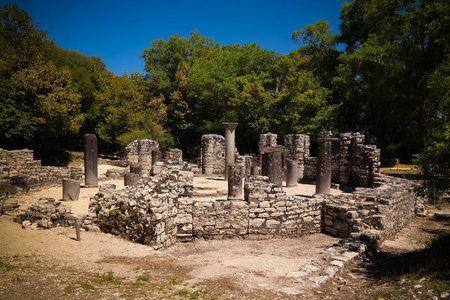 对阿尔巴尼亚 Sarande 附近 Butrint 古城洗礼堂遗址遗迹的全景观察