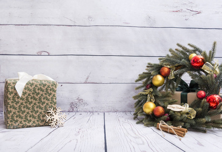 包装礼品盒, 圣诞花圈与球, 雪花在木背景, 肉桂棒
