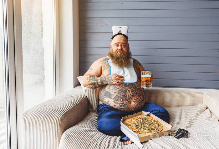 吃垃圾食品与酒精的男性暴食者