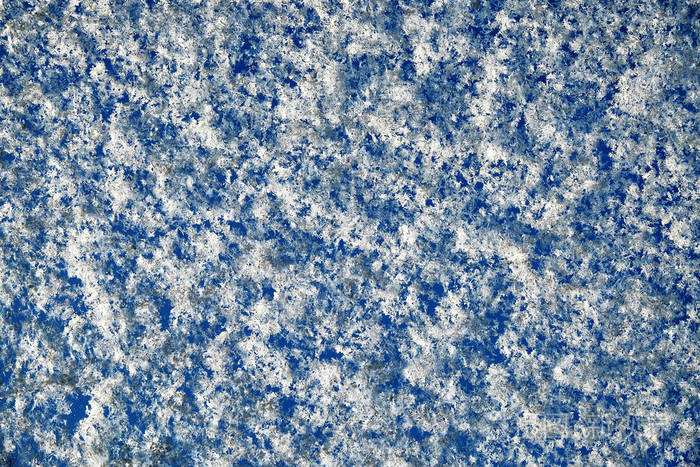 闪闪发光的白色的雪蓝