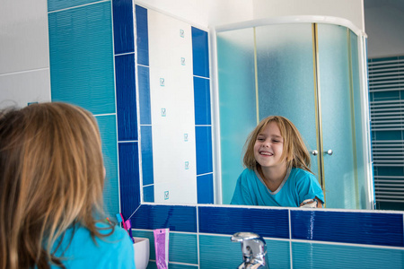 孩子照镜子图片