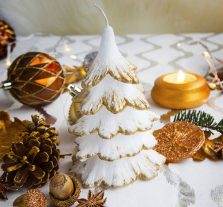 圣诞餐桌装饰的节日树蜡烛