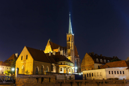 波兰, Wroclaw 的圣十字教堂和圣巴托洛梅教堂的夜景