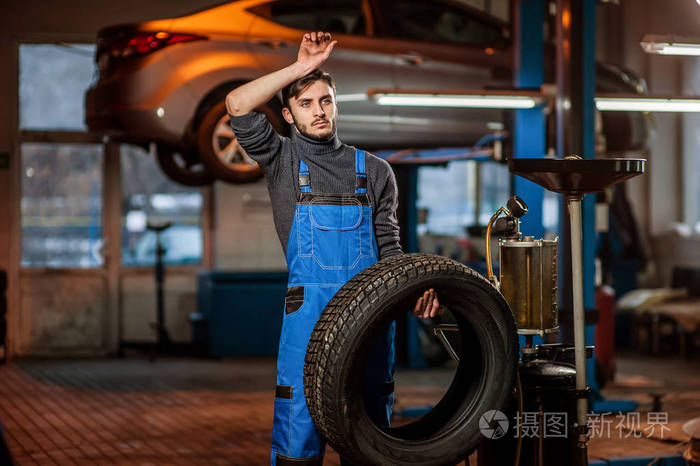 年轻英俊的汽车修理工在工作