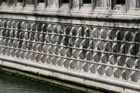 威尼斯, 杜卡勒宫, 叹息桥下水面上的门面细节