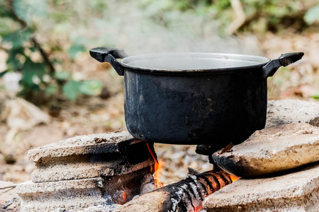 炒菜火炉子里烧木柴的旧炒菜锅照片