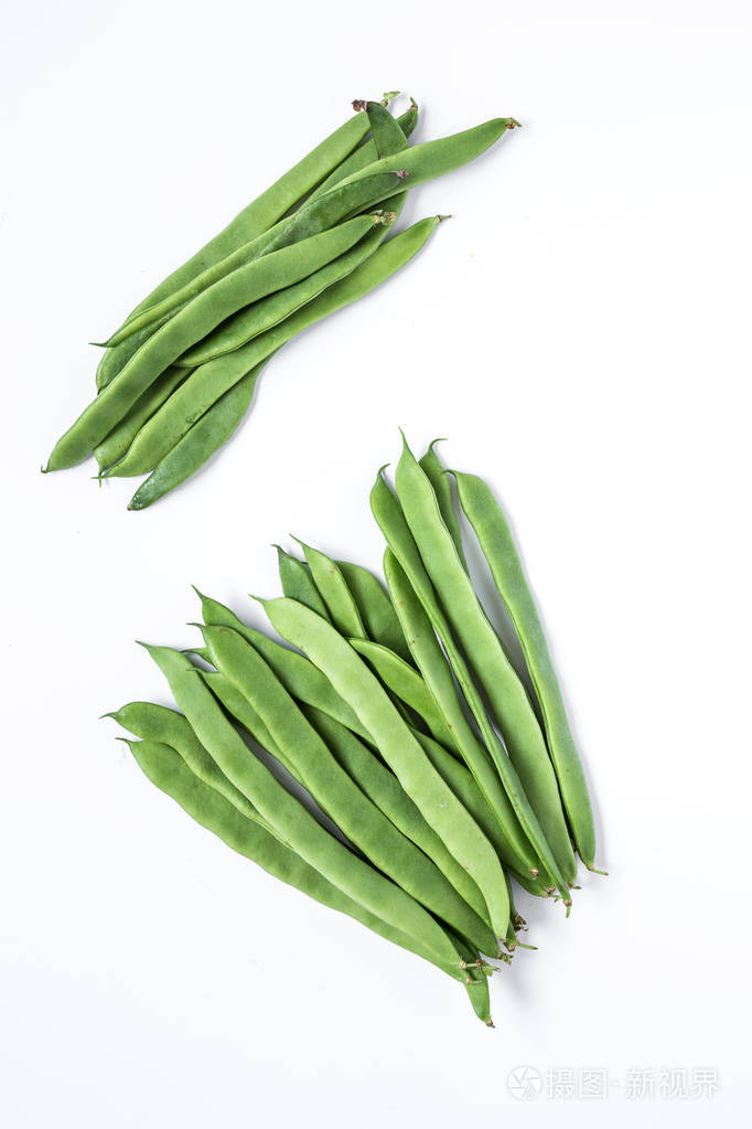 在白色背景上的新鲜青豆