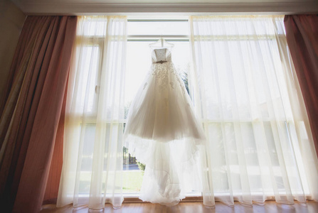 美丽的婚纱礼服挂在新娘的房间里