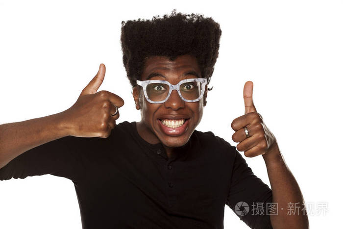 一个年轻快乐的非洲裔美国人的肖像与眼镜显示竖起大拇指在白色的背景