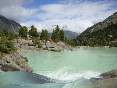 阿尔泰绿松石山湖美丽的风景