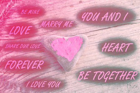 粉红的心在木板背景上的一块石头上涂上口红, 文字 在一起, 心, 你和我, 永远, 嫁给我