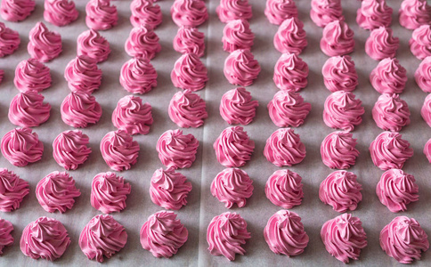 Raws 的自制草莓棉花糖甜点。制造