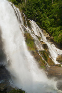 泰国清迈 doi inthanon 国家公园丛林中的瓦奇兰瀑布