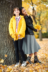 两个女孩在秋城公园