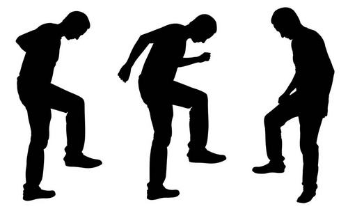 人们踩着有腿的东西照片