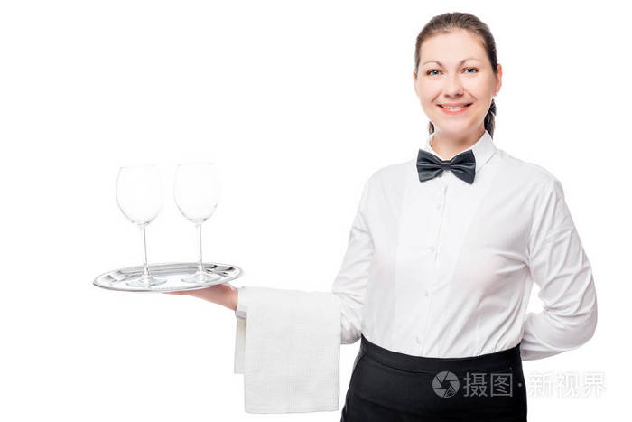 在白色背景上的托盘上的两个空杯子的女服务员
