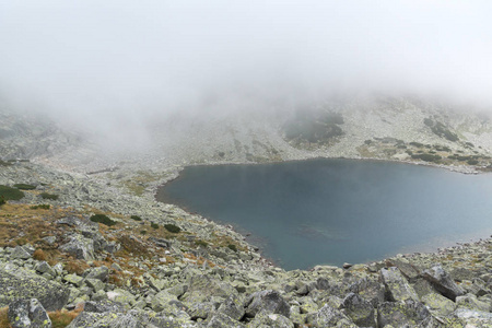 惊人的景观与雾在 musalenski 湖, 里拉山, 保加利亚