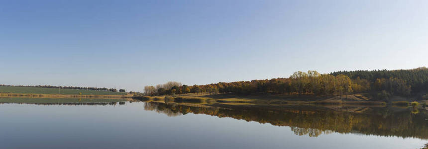 秋天, 黎明时分的风景。镜子湖与自然的反射。清晨的沉默。水面