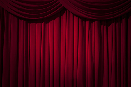 大红色窗帘舞台, 有聚光灯和深色背景