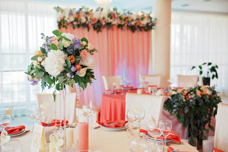 婚礼来宾表装饰着花束和设置