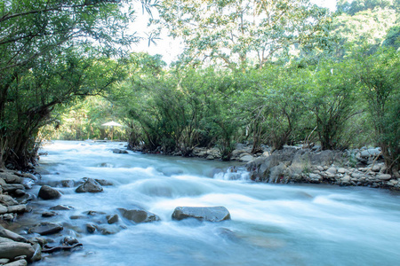 在泰国南的王南普亚, 水流穿过溪水
