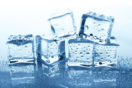 反思与水的蓝色玻璃透明冰多维数据集组滴眼液照片