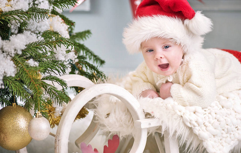 庆祝圣诞节，一个可爱的利特尔男孩的肖像