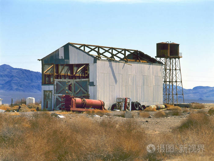 在美国死亡谷国家公园的所有种类的东西的老谷仓