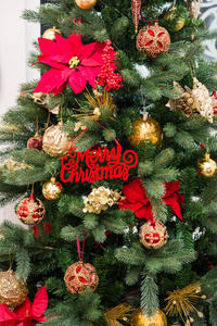 圣诞树与许多红色和金色的装饰, 特写镜头, 信件, 圣诞快乐, 内部细节