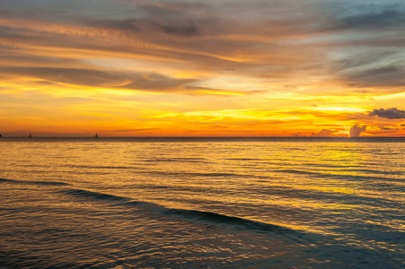 在长滩岛海滩美丽的日落