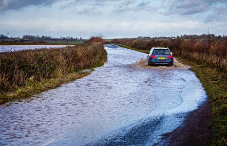 2014年1月3日, 在 uk somerset nunney 附近驾车通过被淹道路