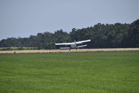 飞机农业航空安2。降落在现场灌装肥料 an2