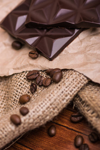 黑色巧克力特写镜头在一个轻的背景。咖啡纸上的巧克力
