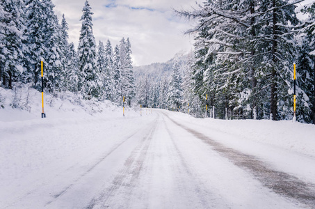 白雪覆盖的高山道路