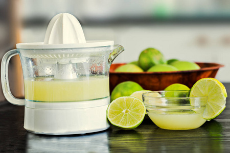 杯鲜榨的柠檬汁用榨汁机，切成薄片和整个柠檬