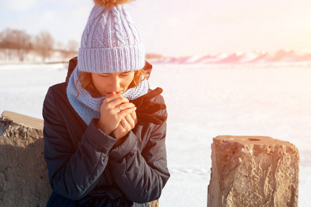 冬天时尚生活方式的肖像年轻的时尚女子穿着温暖的时尚服装温暖的手