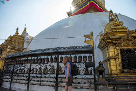 在加德满都的尼泊尔 swayambunath stupa 猴庙, 游客打开祈祷轮
